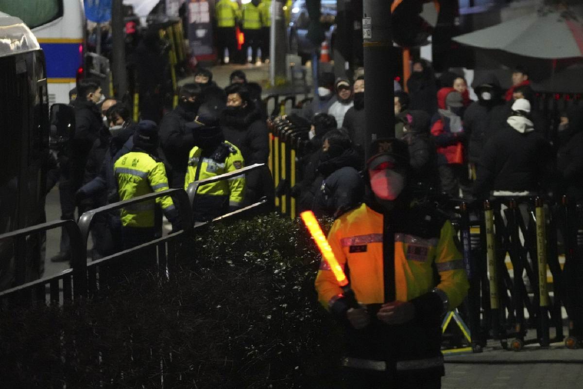 South Korean Law Enforcement Officials Enter Presidential Compound to Detain Impeached Yoon