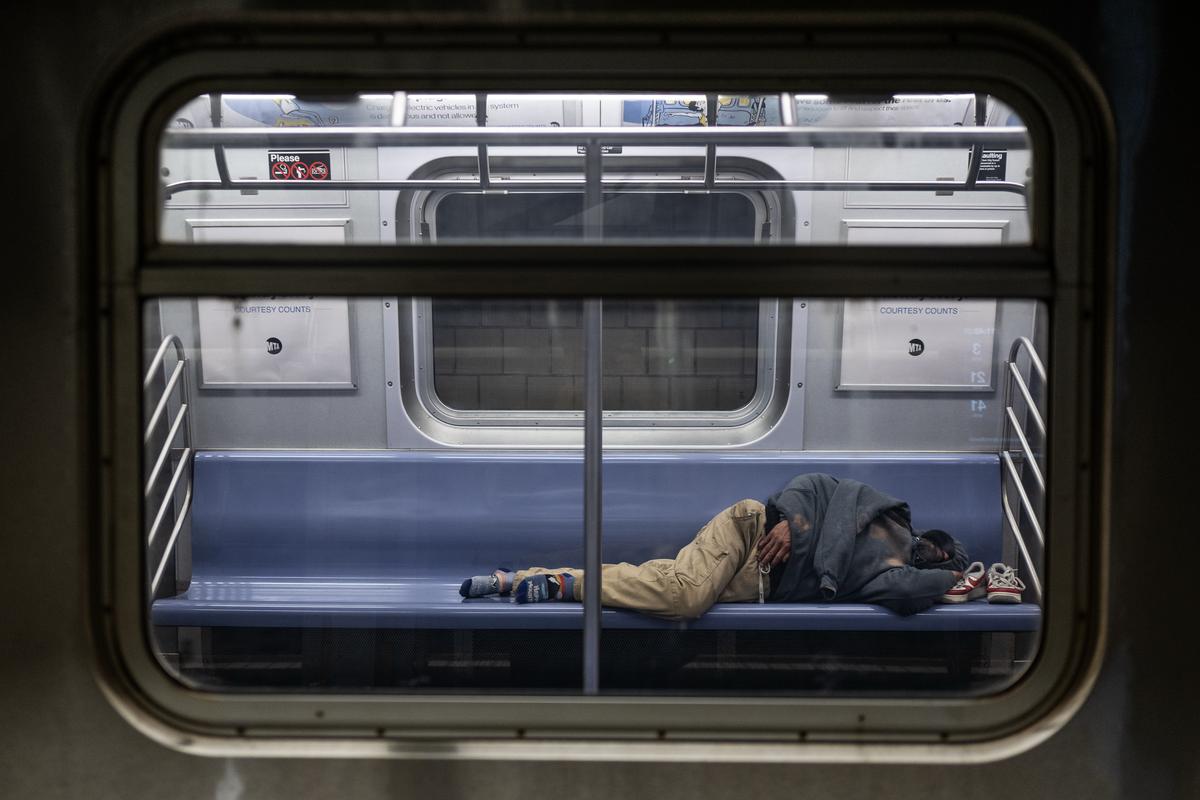 SUBWAY-NURSE-AH4HLHHORKOJPJFEHQ6LHGBM4Q