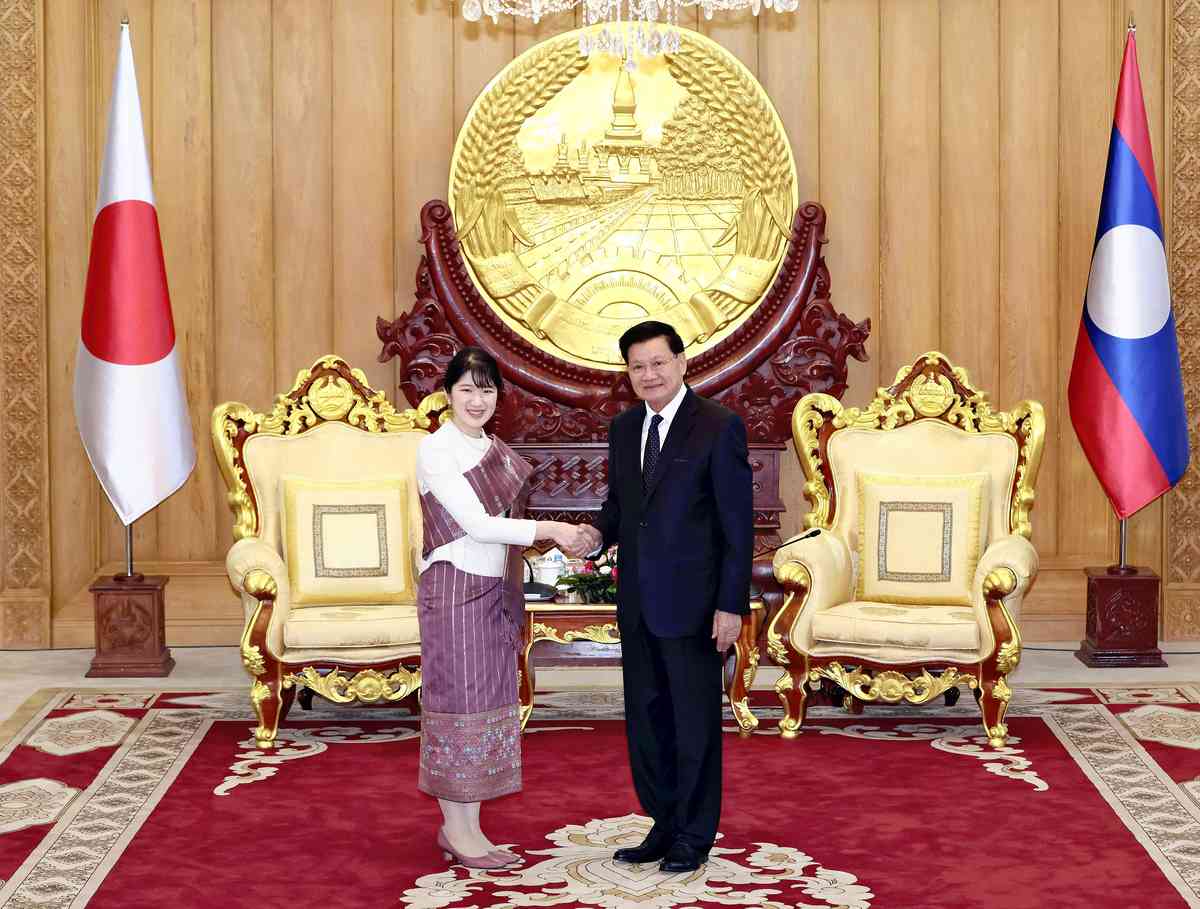 Princess Aiko Pays Courtesy Call to Laos President
