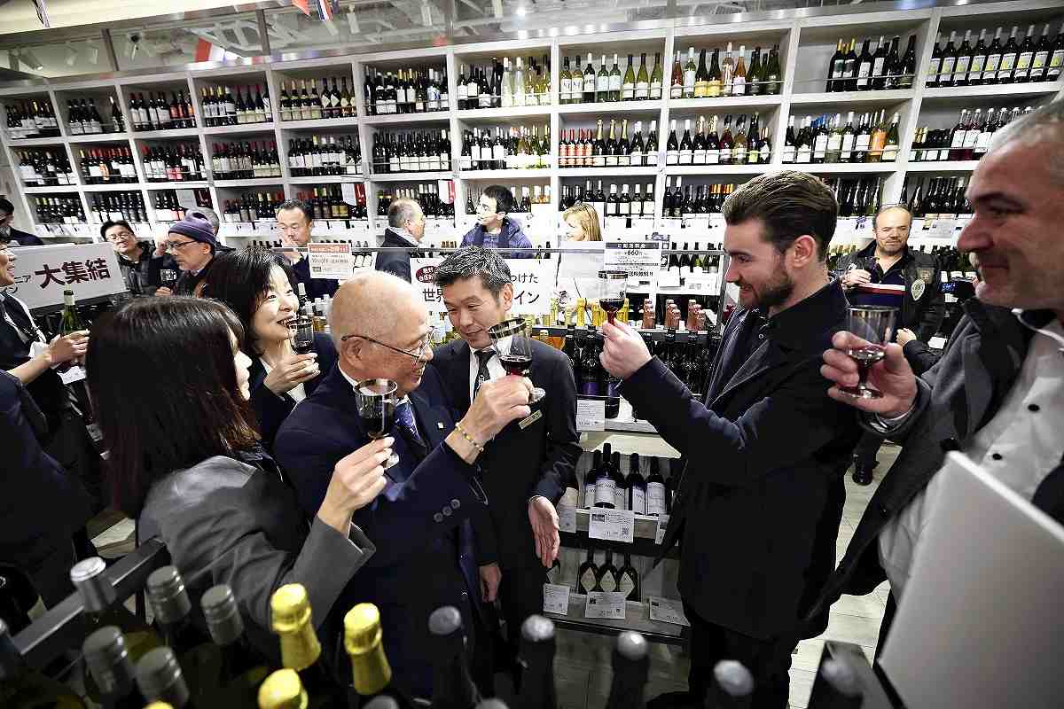 yomiuri.co.jp - 森 - Wine Lovers Toast Arrival of Beaujolais Nouveau