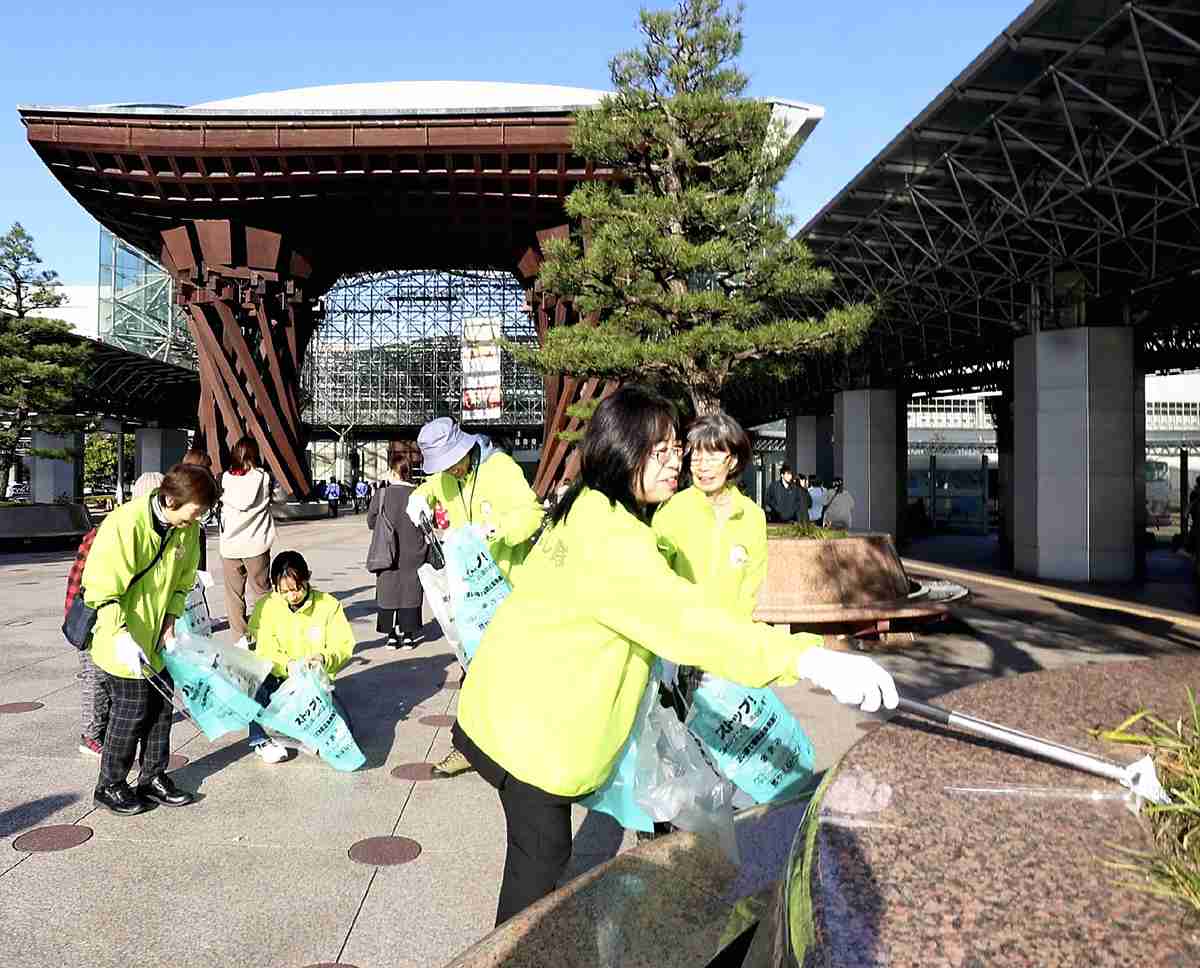 Kanazawa Welcomes Tourists with Cleanup Event, Around 80 Local Residents Join Annual Beautification Event