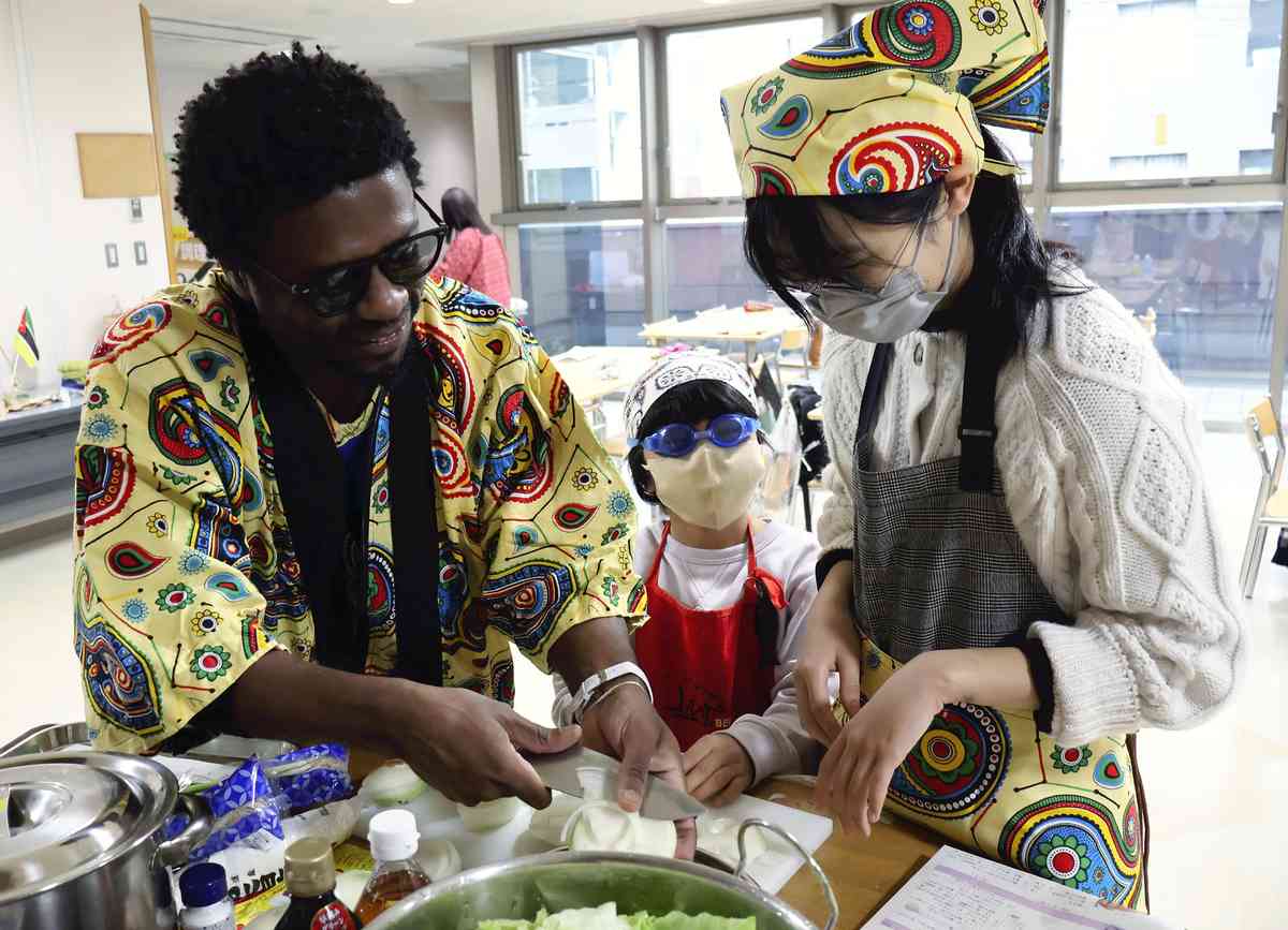 Mozambican Cooking Class Held in Matsuyama, Ehime Pref.; Participants Don Aprons, Bandanas Made from Traditional Mozambique Fabric