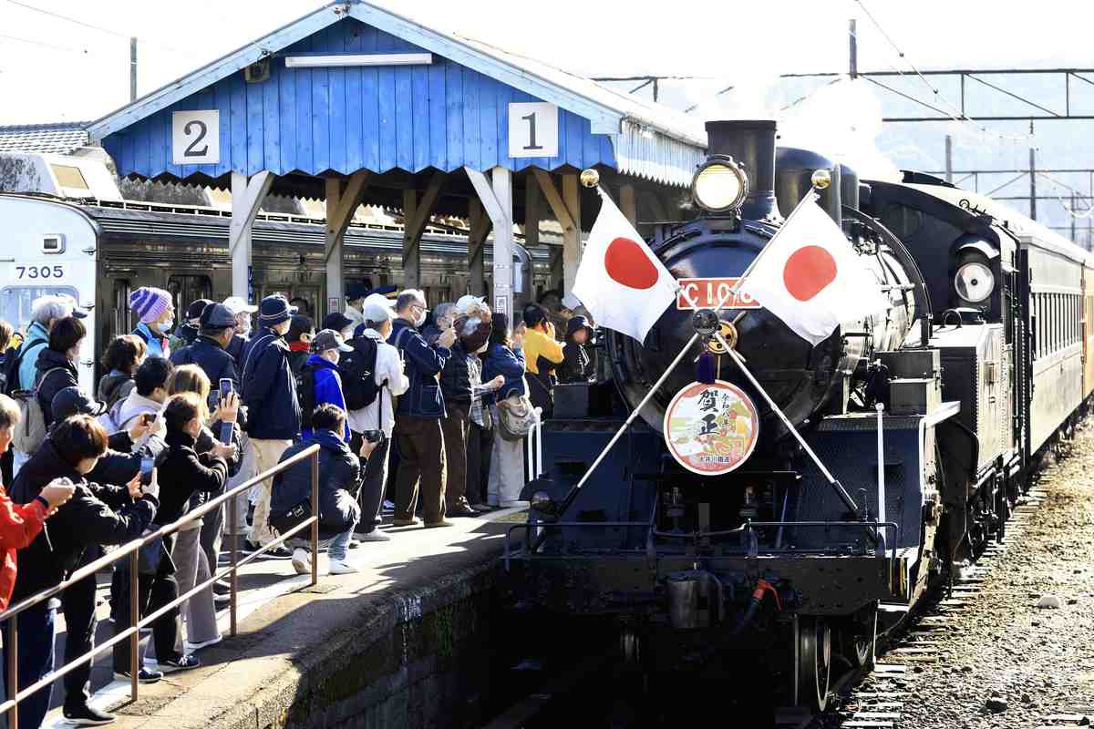 Steam Train with Year of the Horse Decoration Kicks off Holiday Run, Set to Operate for 6 Days Only