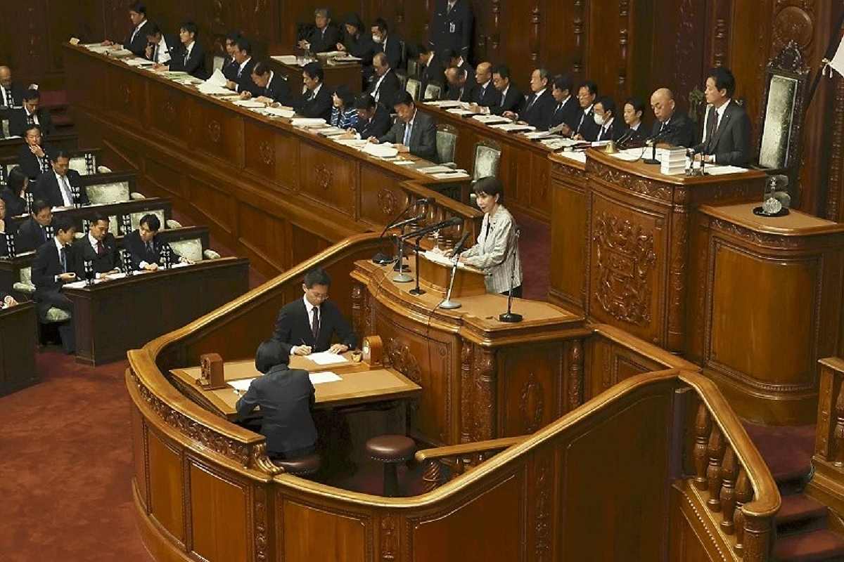 Prime Minister Takaichi Pushes Economic Package, Seeking Opposition Party ...