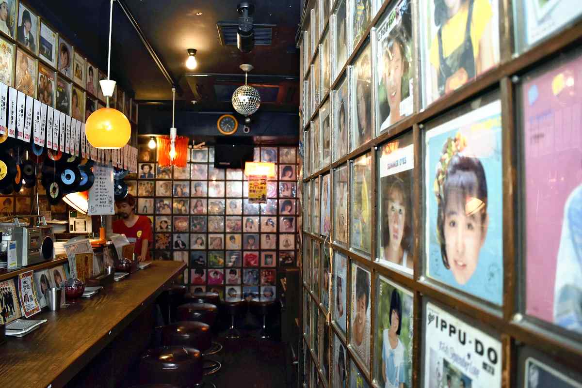 Tokyo ‘Secret Base’ Preserves Idol Boom of Showa Era; Izakaya Offers Nostalgic Tunes, Specialty Cocktails at Retro Prices