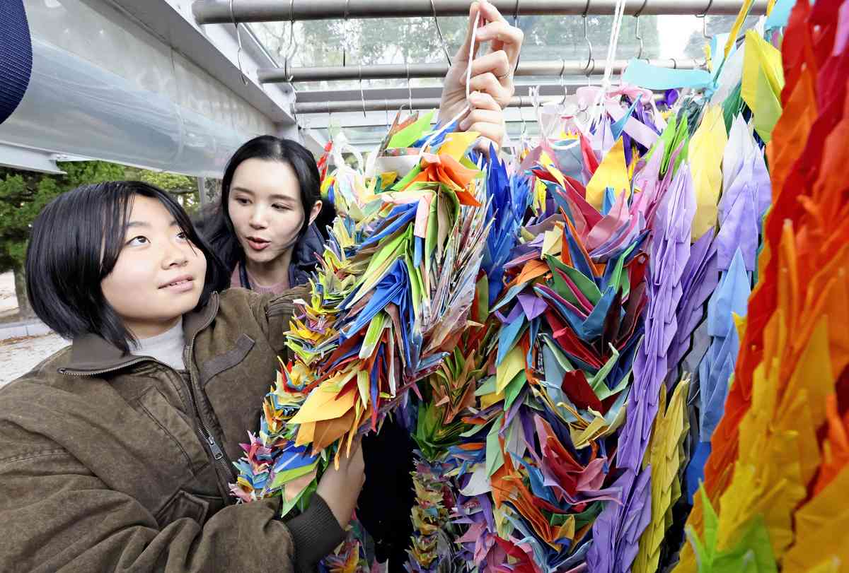 Hiroshima: 14-Year-Old California Student Offers 3,000 Paper Cranes at Sadako’s Monument