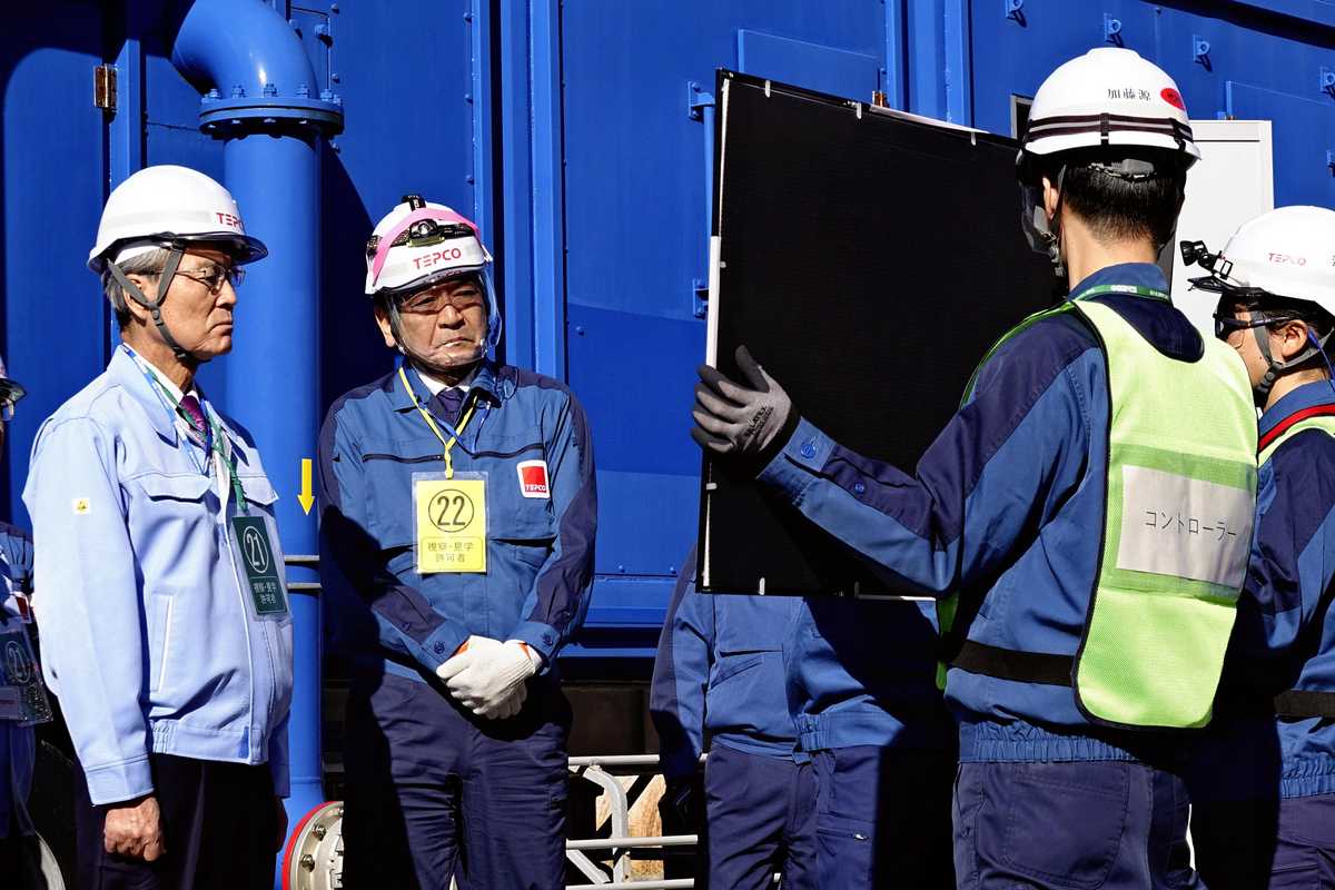 Keidanren Chairman Yoshinobu Tsutsui Visits Kashiwazaki-Kariwa Nuclear Power Plant; Inspects New Emergency Safety System