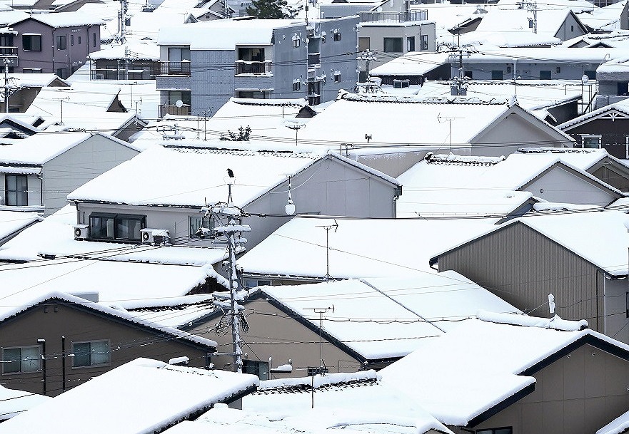 Heavy Snowfall on Sea of Japan Side; Kanazawa, Shiga Blanketed in White