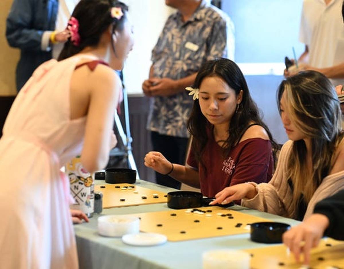 Professional Go Players Provide Analysis of Kisei Title Series Match to Students in Hawaii