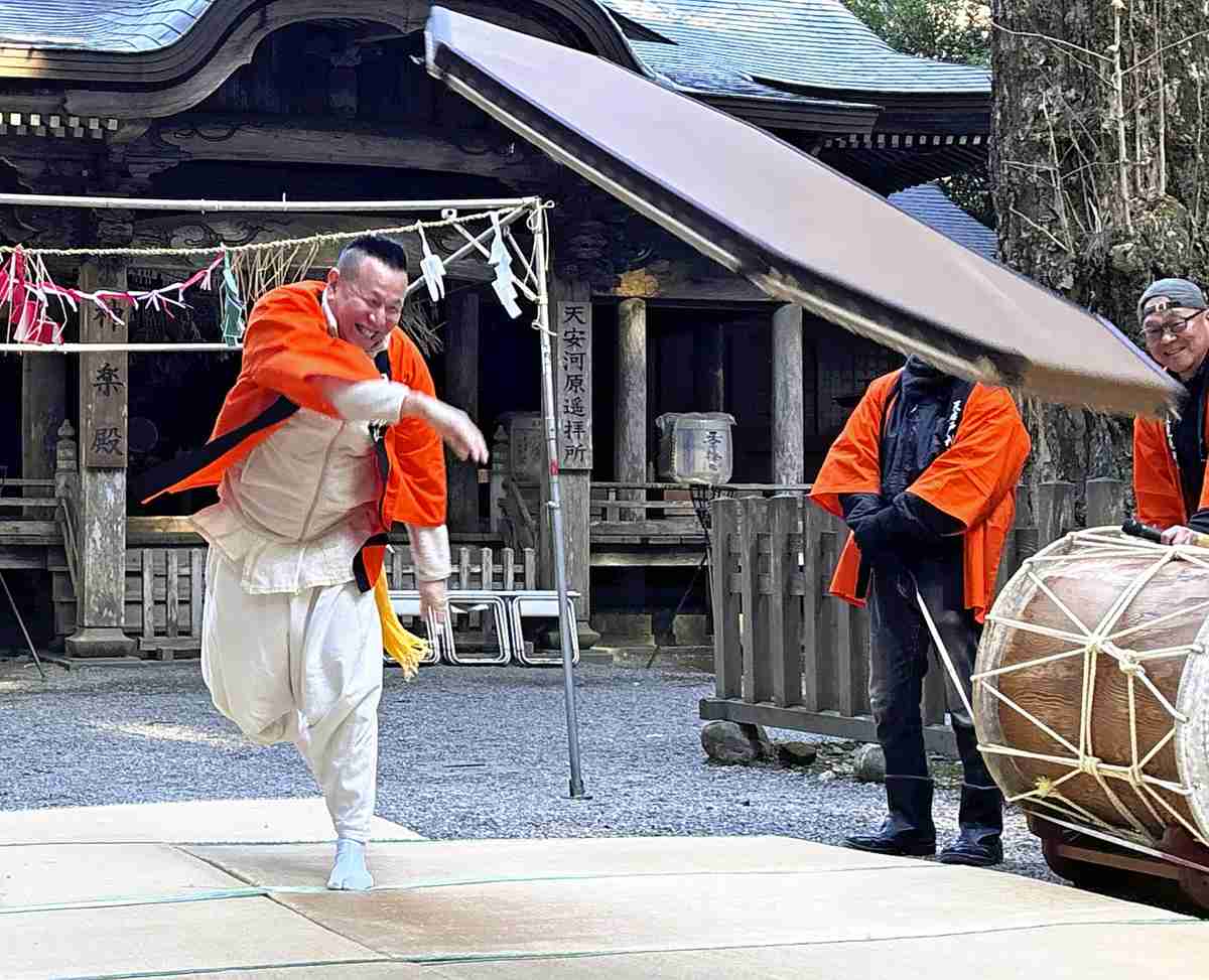 Miyazaki: Tatami-Mat Tossed at Shrine in Replay of Japanese Sun Goddess Myth