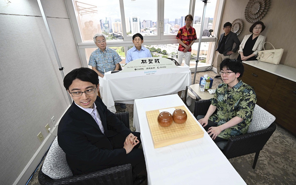 Go Players Ichiriki, Shibano Inspect Hawaiian Hotel Venue for Kisei Title Series