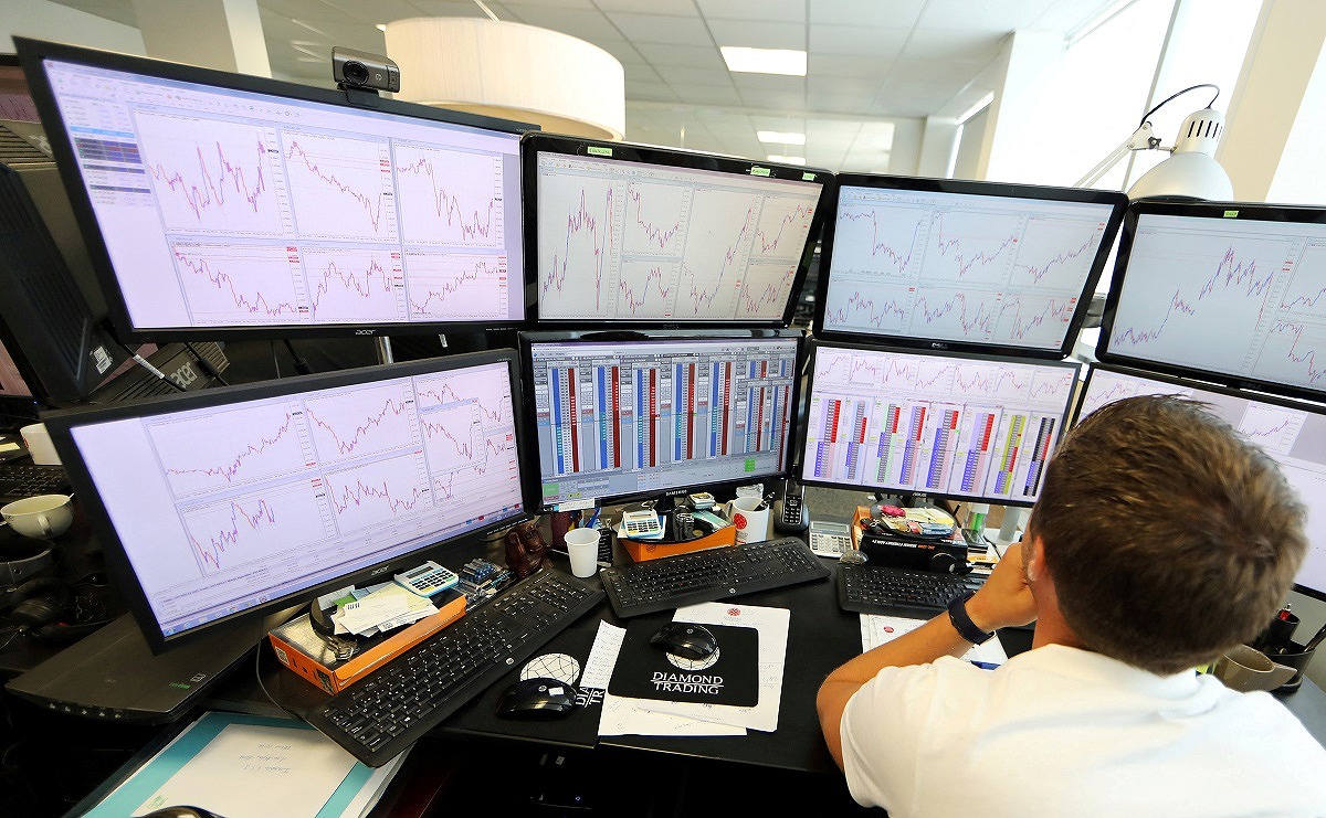 Natural Diamonds See Price Drop as Consumers Settle for Lab-made