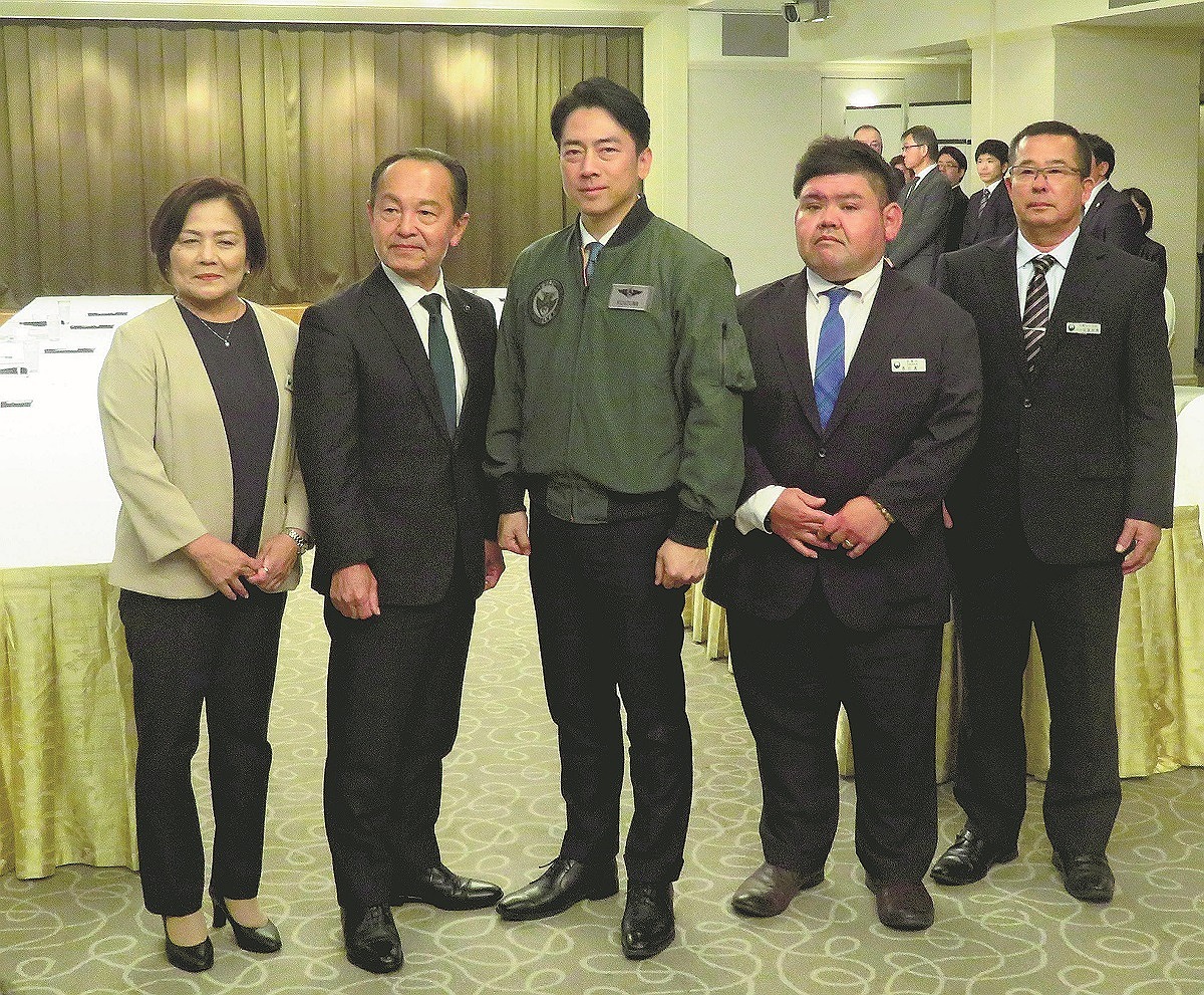 Japan Defense Minister Koizumi Visits Okinawa; Seeks to Bolster Cooperation by Easing Burden of U.S. Bases