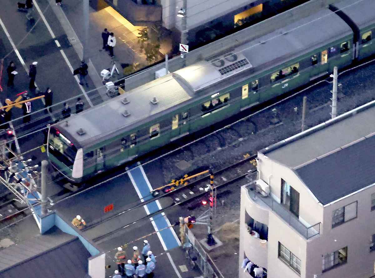 Man Detained after Brandishing ‘Scissors’ on Train in Tokyo; Trains Temporarily Suspended Service (Update 1)
