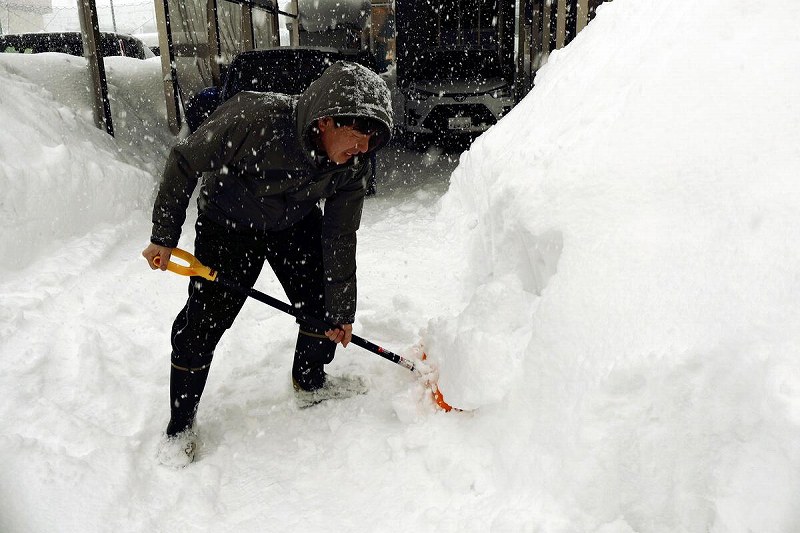 Heavy Snowfall in Tohoku, Eastern Japan Regions Forecast Through Saturday; 4 Deaths Reported