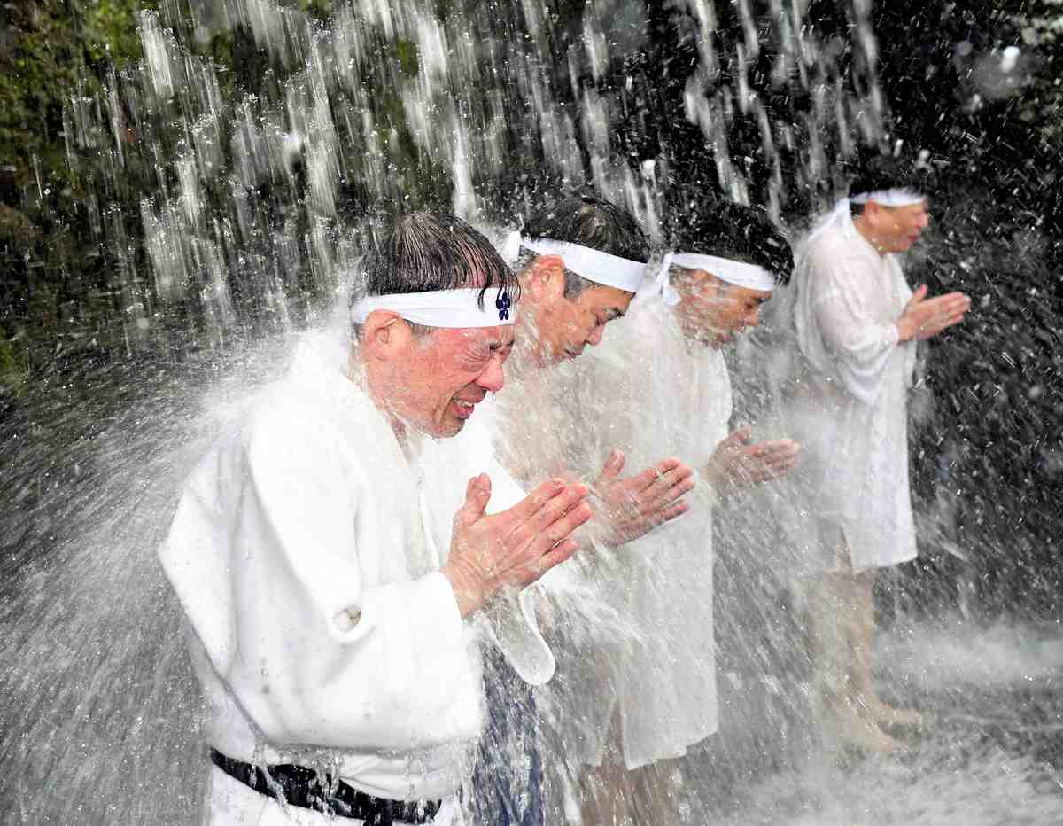 https://japannews.yomiuri.co.jp/wp-content/uploads/2026/01/waterfall-training1.jpg