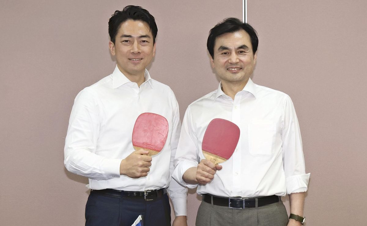 Defense Ministers of Japan, S. Korea Enjoy Friendly Game of Table Tennis; Rally Without Trying to Win Sets Precedent for Relations