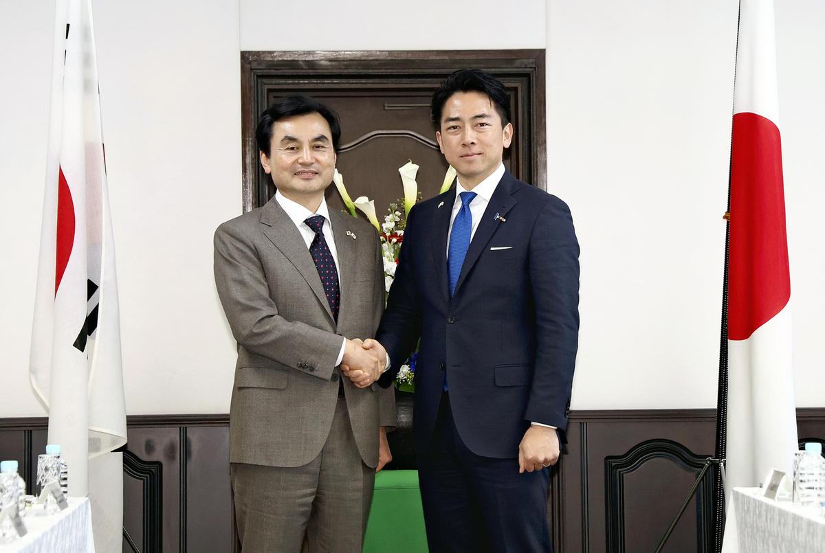 Japan, South Korea Defense Chiefs Agree on Mutual Visits