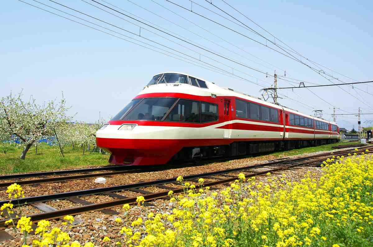 Japan Tourism / Take a Relaxing Trip to Shinshu’s Hot Spring Region Aboard Retro Train