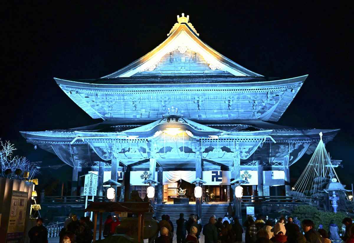 Zenkoji Shines for Peace, National Treasure Nagano Temple Illumination Shows Message in Unity with Italy During Olympics