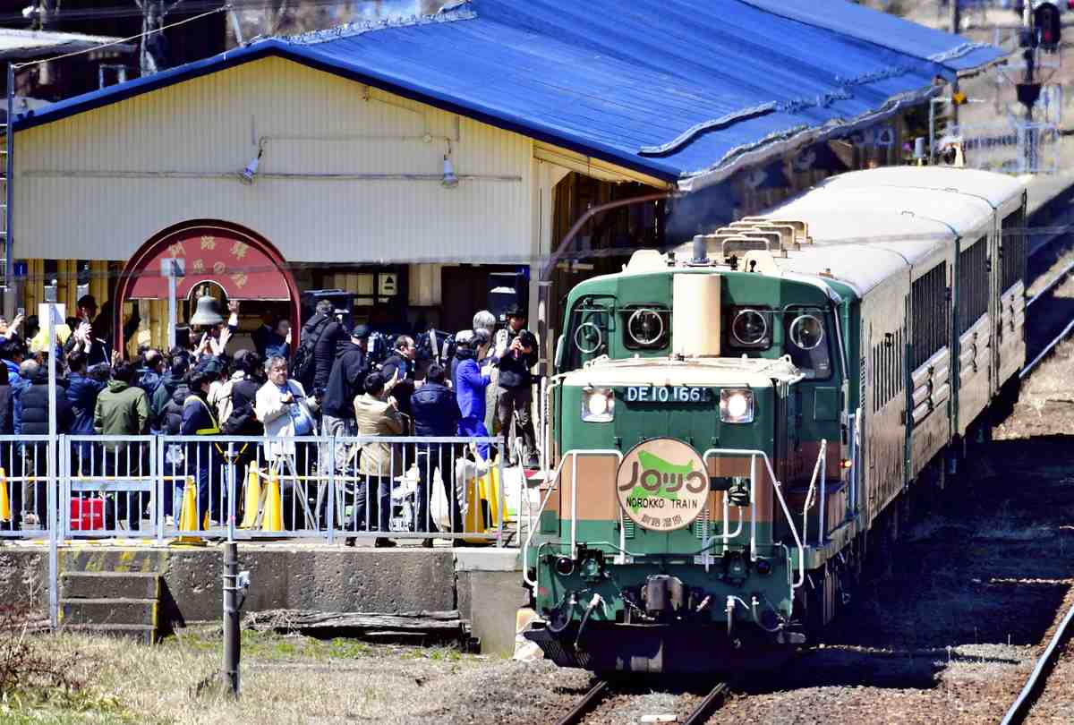 Norokko Train in Hokkaido Begins Its Last Season; Passengers Soak up View as Sun Sets on Ending Service