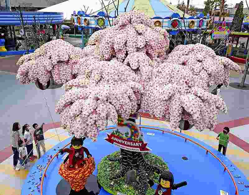 The World's Largest LEGO Cherry Blossom Tree Blooms in Japan — Colossal