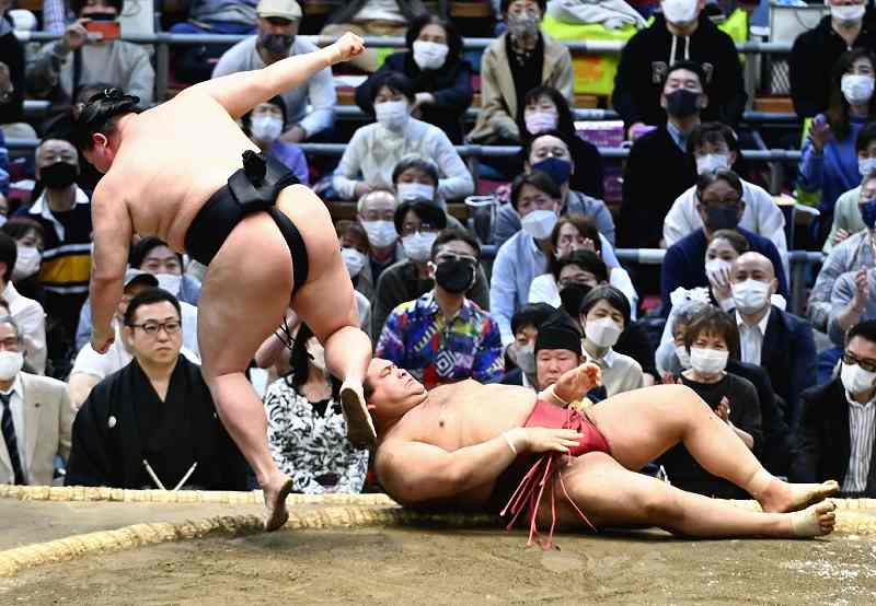 SUMO/ Takakeisho clinches his third championship in fight to finish