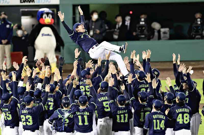 Congratulations to the 2021 Japanese Pro Baseball League Champions, the Tokyo  Yakult Swallows! Knoxville's favorite team. : r/jackass