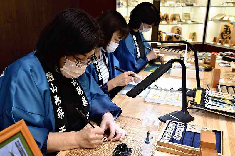 Female artisans carve new niche with shogi piece accessories - The