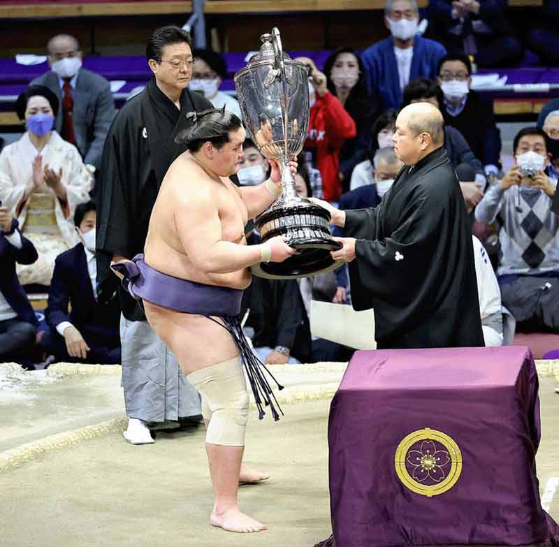 SUMO/ Takakeisho clinches his third championship in fight to finish