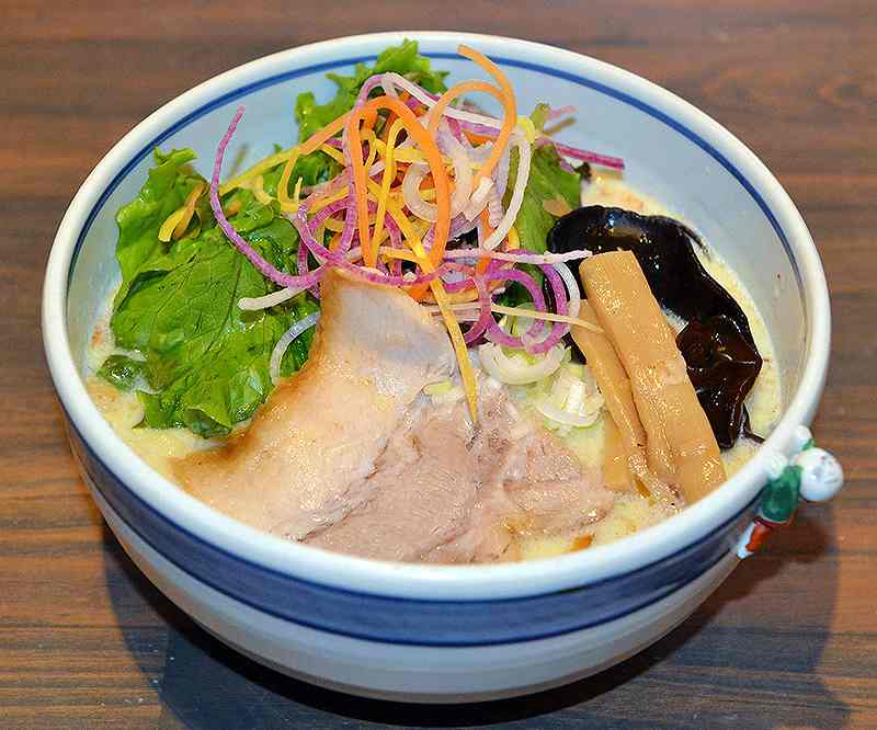 This is what ramen with 100 slices of chashu roast pork looks like